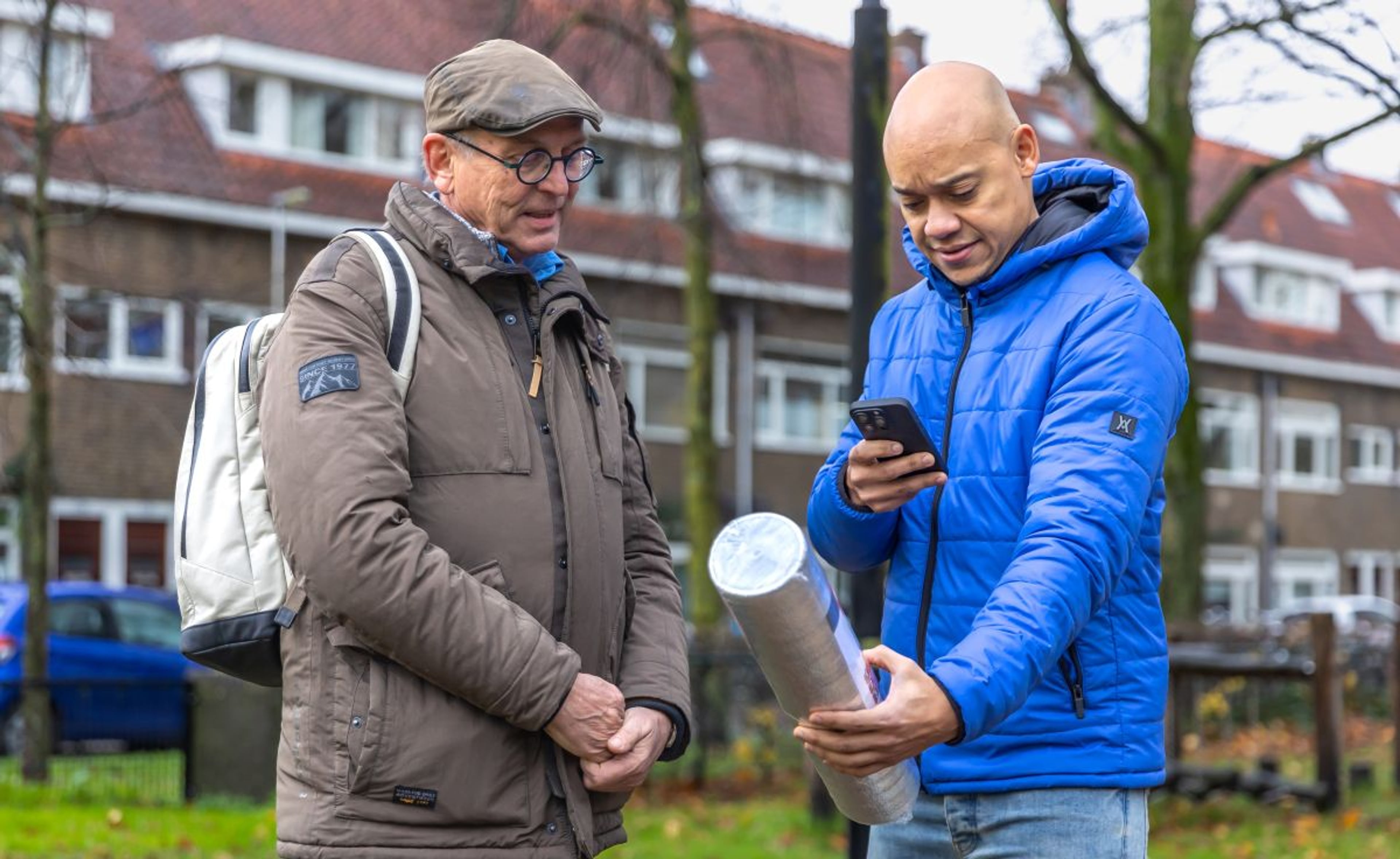 man spreekt buurman over energiebesparing