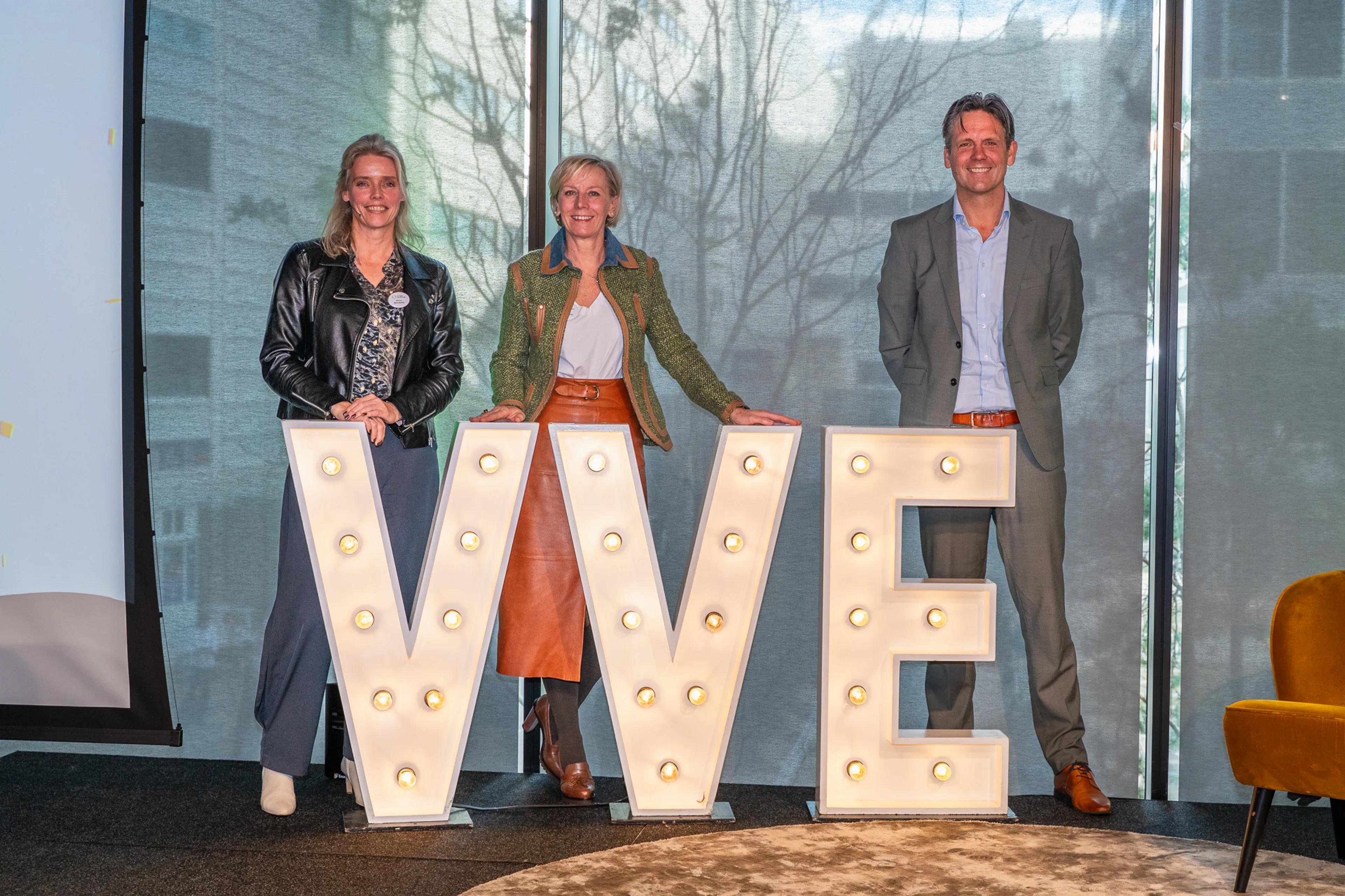 Elvira Spoelstra (manager Verduurzaming VvE’s bij Milieu Centraal), Ika van de Pas (directeur Milieu Centraal) en Jan van Beuningen (directeur Bouwen en Energie Ministerie BZK)