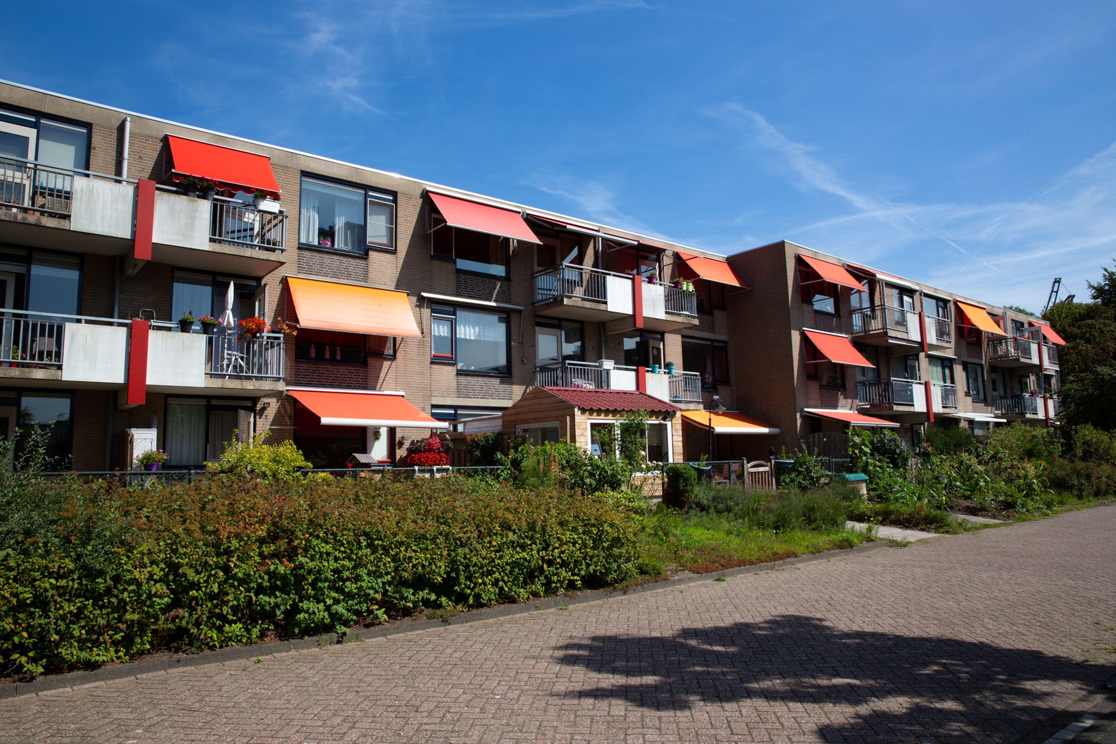 Flat met zonneschermen aan de buitenzijde