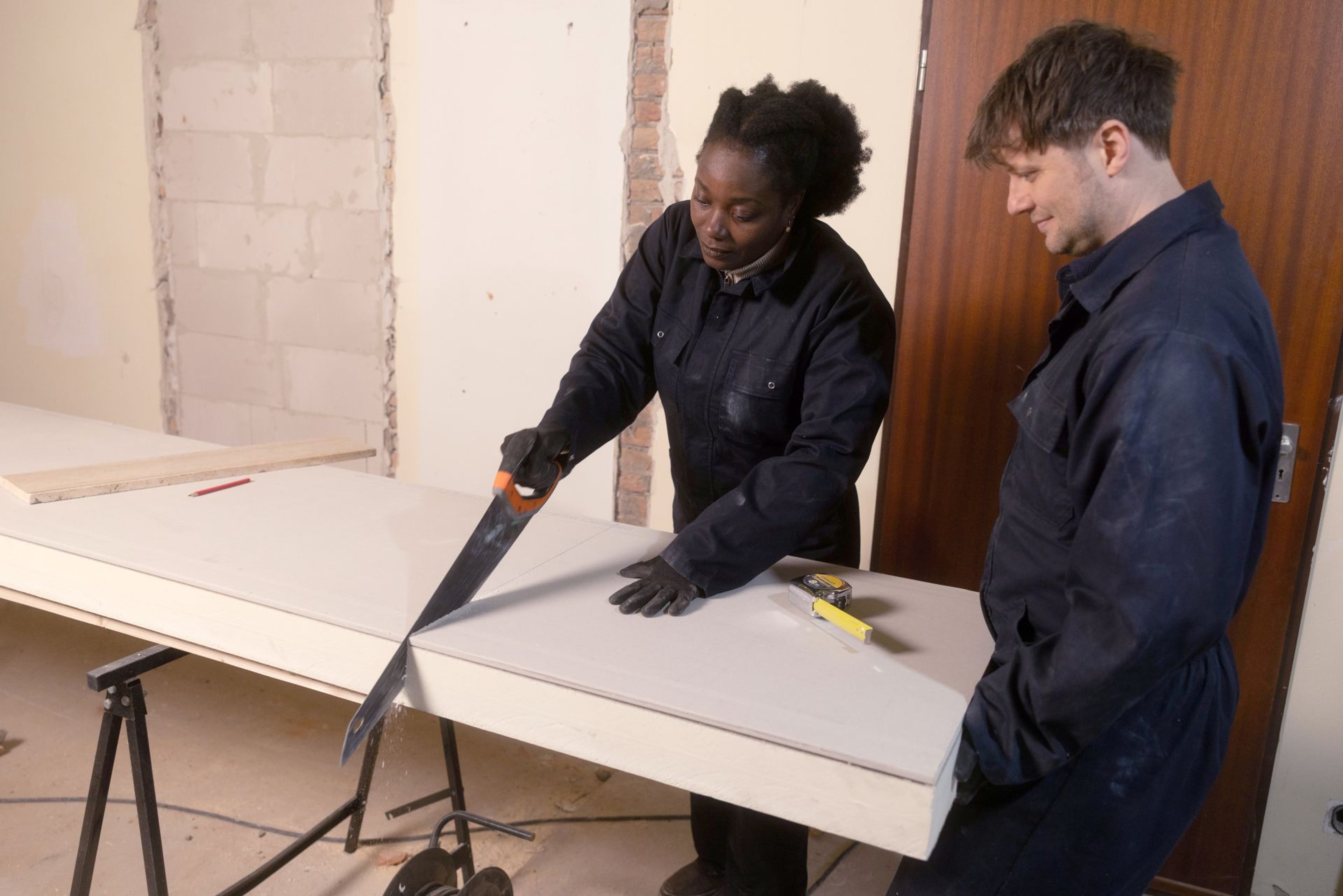 Voorzetwand met hardschuimplaten: isolatiemateriaal op maat zagen