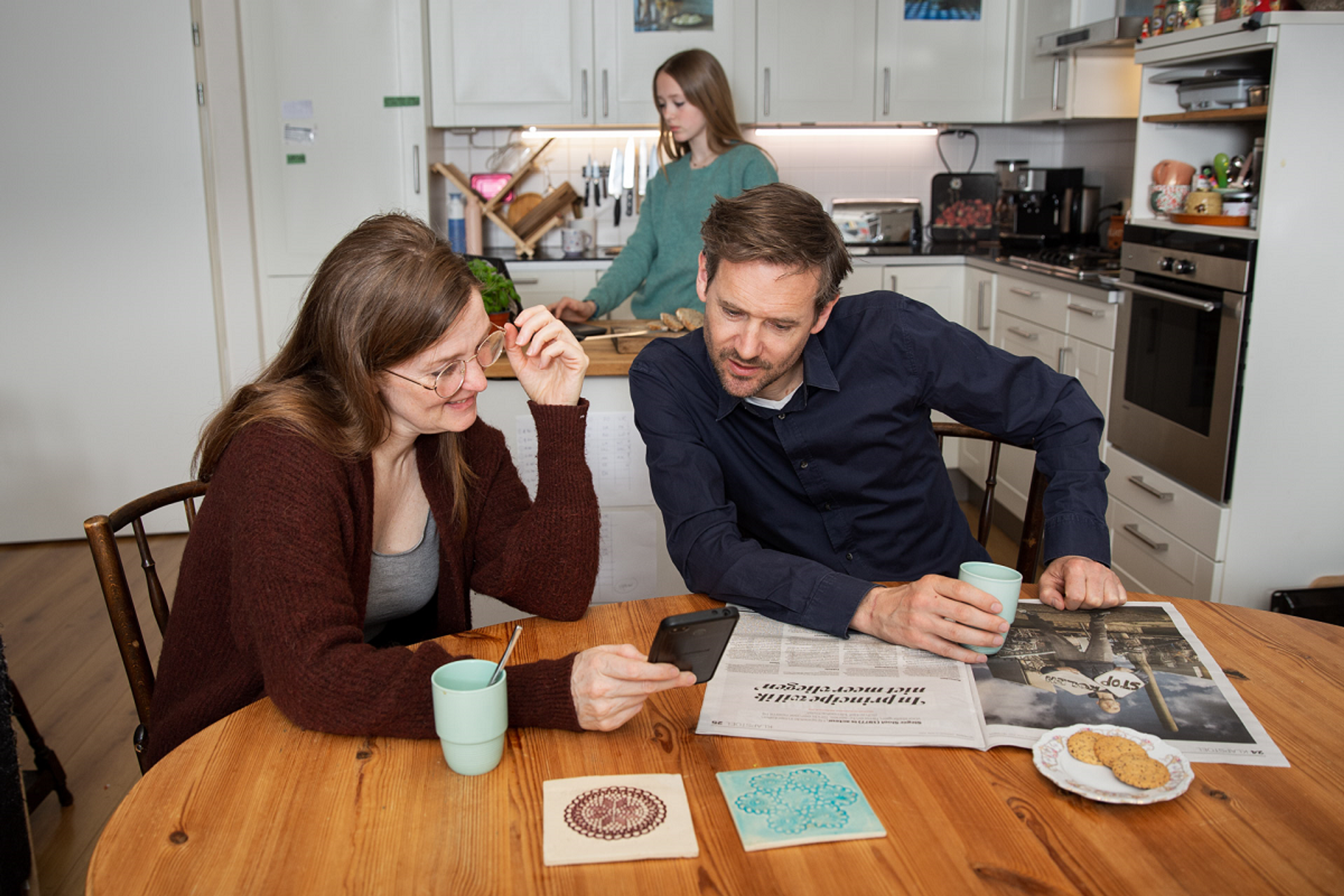 Stel bekijkt informatie op een smartphone.