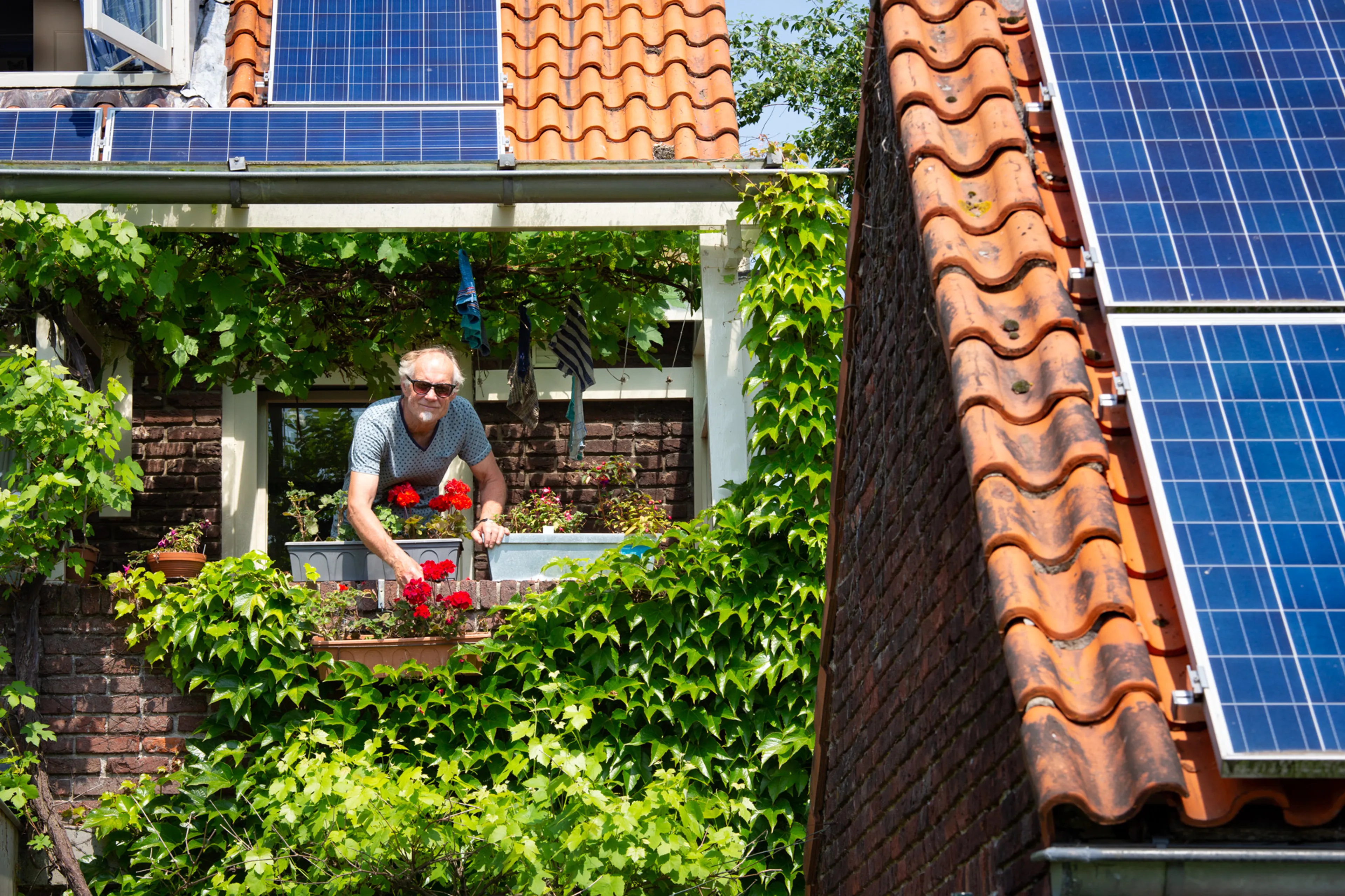 Zonnepanelen op het dak van een woning en een schuur